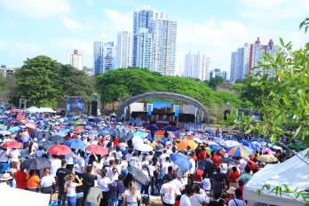 El Parque Omar acogió a los feligreses de distintas partes del país.