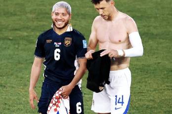 Cristian Martínez recibe la camiseta de Ivan Perišić tras el partido.
