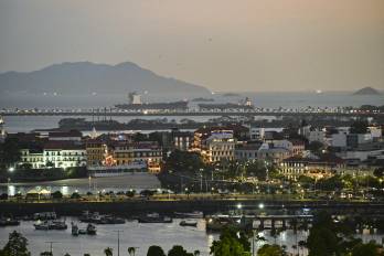 Vista del Casco Viejo con dos barcos cargueros saliendo y entrando por el Canal, en Ciudad de Panamá, el 8 de febrero de 2025.