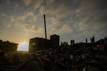Rescatistas buscan sobrevivientes por el doble terremoto de magnitud 7,2 y 7,5 que sacudieron la zona norte de Venezuela este lunes, en Catia La Mar, estado La Guaira.