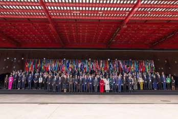 Delegaciones de distintos países a las afueras de la sede de MONDIACULT 2025 en Barcelona