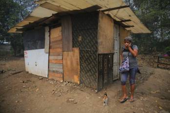 Dalvis Bosques (62 años) desde que inició el incendio no ha podido dormir en su casa.