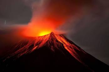 Vista del volcán ecuatoriano Tungurahua, situado en la frontera entre la provincia homónima y la del Chimborazo, en el centro andino de Ecuador.