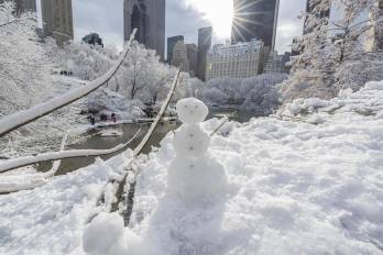 Fotografía que muestra un muñeco de nieve en el Central Park durante la primera nevada este domingo, en Nueva York (Estados Unidos).