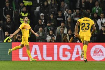 El delantero del FC Barcelona Ferrán Torres (i) celebrando uno de sus goles.