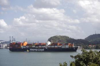 Fotografía del 22 de enero de 2025 de un buque portacontenedores en el Canal de Panamá en ciudad de Panamá.