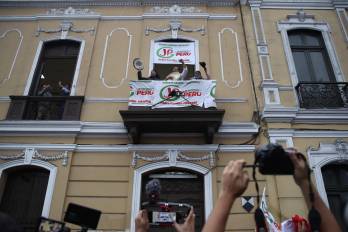 El candidato a la Presidencia de Perú Roberto Sánchez saluda a simpatizantes en una manifestación contra los resultados de la segunda vuelta de los comicios que sitúan como virtual ganadora a la derechista Keiko Fujimori, este viernes.