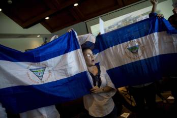 Fotografía de archivo de una mujer sosteniendo una bandera de Nicaragua.