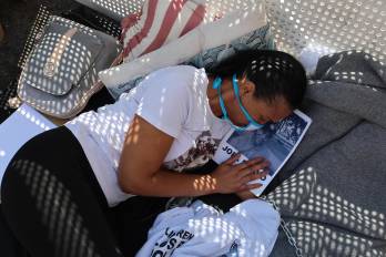 Una mujer sostiene una imagen de un familiar durante una huelga de hambre por los presos políticos este sábado, frente al centro penitenciario Zona 7 en Caracas (Venezuela). EFE/ Miguel Gutiérrez