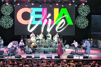 La cantante cubana Brenda Navarrete, se presenta durante un homenaje por el centenario de la fallecida cantante cubana Celia Cruz, en el festival summerstage este sábado, en Nueva York (Estados Unidos).