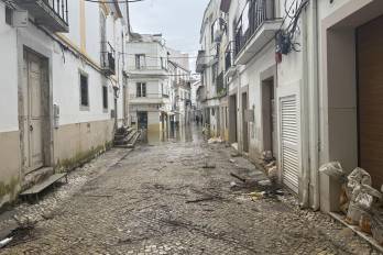 Calles de la localidad de Alcácer do Sal, en Setúbal y al sur de Lisboa, afectadas por los destrozos y la crecida del río Sado, debido a las fuertes lluvias de la borrasca Leonardo, en una imagen de la semana pasada.