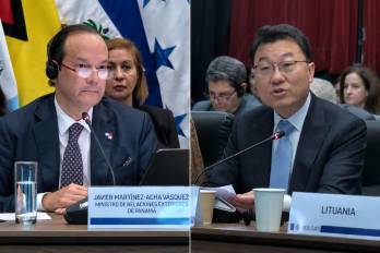 En la izquierda el canciller de la República, Javier Martínez-Acha frente al embajador Xie Feng, observador Permanente de la República Popular China ante la OE en la 56.ª Asamblea General de la OEA en Panamá.