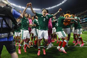 Jugadores de México celebran la victoria ante Ecuador.