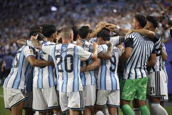 Jugadores de Argentina celebran un gol ante Cabo Verde.