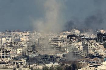 Esta imagen, tomada desde un punto en el sur de Israel, en la frontera con la Franja de Gaza, muestra columnas de humo en Gaza durante el bombardeo israelí del 20 de mayo de 2025, en medio de la guerra en curso contra el movimiento militante palestino Hamás.