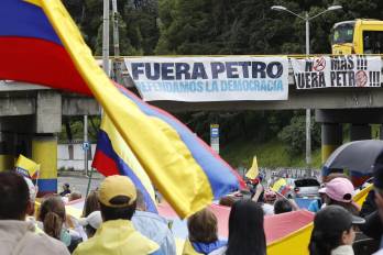 Fotografía de archivo, tomada el pasado 8 de junio, de una multitudinaria marcha en contra de la violencia y en apoyo al senador Miguel Uribe Turbay, en Bogotá (Colombia).