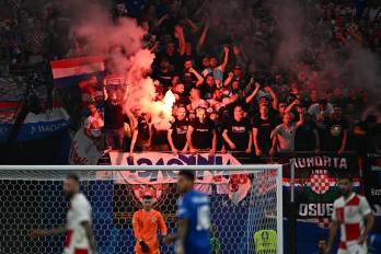 Los seguidores de Croacia encienden una bengala durante el partido de fútbol del Grupo B de la UEFA Euro 2024 entre Croacia e Italia en el estadio de Leipzig