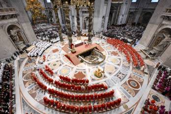 En el cortejo también participarán los secretarios de los cardenales, ceremonieros pontificios, diáconos y prelados.