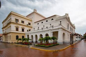 Fachada del Teatro Nacional de Panamá.