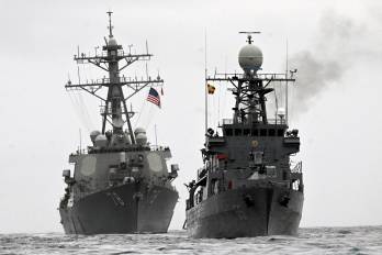 Estados Unidos desplegó tres destructores frente a Venezuela para frenar el narcotráfico, mientras Nicolás Maduro respondió con la activación de 4.5 millones de milicianos en todo el país.