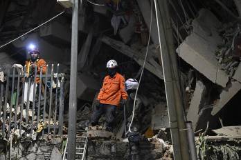 Dos terremotos de magnitud 7.2 y 7.5 sacudieron la misma zona de Venezuela la noche del 24 de junio, provocando el derrumbe de edificios, según el Servicio Geológico de Estados Unidos (USGS) y periodistas de la AFP. Los sismos obligaron a los habitantes de la capital, Caracas, a salir a las calles.