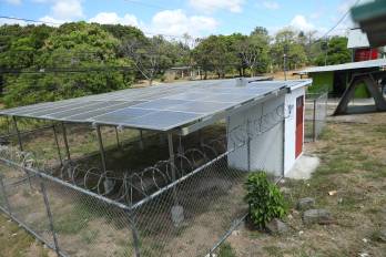 El sistema fotovoltaico que reduce los costos de energía al acueducto rural de Llano Marín consta de 35 paneles solares y 7 inversores.