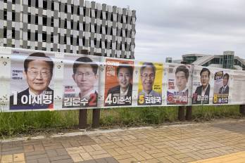 Vista de la propaganda electoral en la ciudad de Seúl, Corea del Sur.