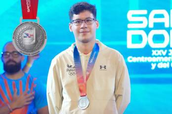 El competidor panameño Raúl Cogley tras conquistar la presea de plata en deportes electrónicos en Santo Domingo 2026.