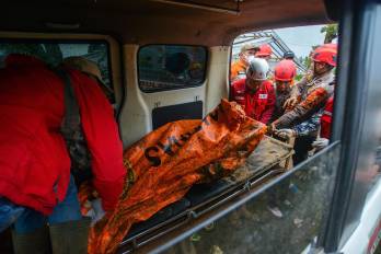 El deslizamiento de tierra del sábado, registrado alrededor de las 2:30 hora local (19:30 GMT del viernes), sepultó una treintena de casas en la aldea de Pasirlangu.