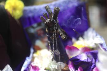 Según los historiadores, la imagen esculpida en madera negra con una túnica morada fue rescatada de las aguas del Caribe por un indígena en vísperas de que se desatara una epidemia de viruela, que cesó cuando el pueblo le rogó protección, el 21 de octubre de 1658.