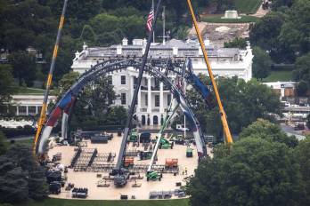 Trabajadores ensamblan secciones de un octágono de la Ultimate Fighting Championship (UFC) en el South Lawn de la Casa Blanca en Washington, D. C.