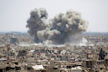 Foto archivo. Vista de un bombardeo en Damasco.. EFE/ Youssef Badawi