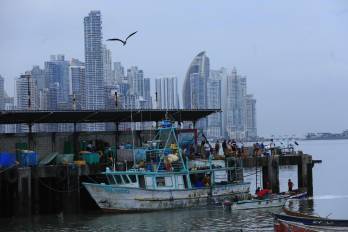 Puerto de pescadores diagonal al Mercado de Mariscos, al final del paseo marítimo de la Ciudad de Panamá.