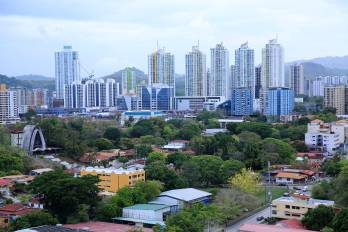El Instituto de Estudios Nacionales (IDEN) de la Universidad de Panamá dio a conocer un estudio en que afirma que este año 2026 el costo de la vida para los panameños se elevará entre un 2% y un 12% en comparación con el año 2025.