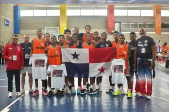 El equipo de baloncesto del Colegio Abel Bravo
