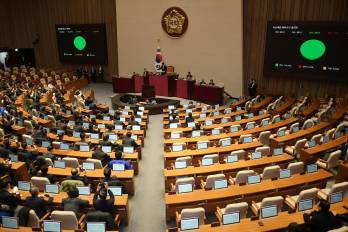 Los legisladores del gobierno y de la oposición votan unánimemente a favor de una resolución que insta al presidente a retirar la ley marcial durante una sesión plenaria de emergencia de la Asamblea Nacional en Seúl.