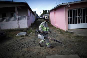 Fotografía de archivo en donde se ve a personal de salud mientras fumiga las calles del barrio San Antonio, en La Chorrera.
