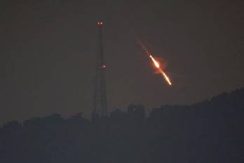 Fotografía que muestra drones o misiles en lugares no revelados en el norte de Israel, el 14 de abril de 2024.