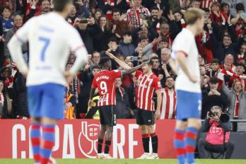 El delantero del Athletic Iñaki Williams (i) celebra su gol.