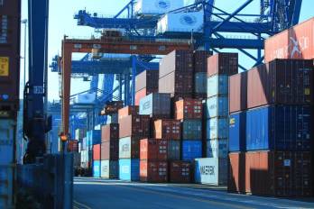 El sistema portuario de Panamá movilizó 9.9 millones de TEU (contenedores de 20 pies) en 2025, un crecimiento del 3.6% respecto al año anterior.