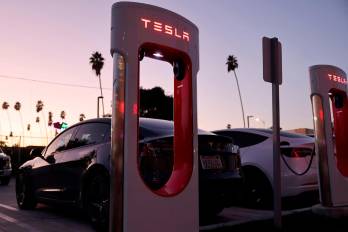 Los vehículos eléctricos de Tesla se recargan en una estación Supercharger en Pasadena, California.