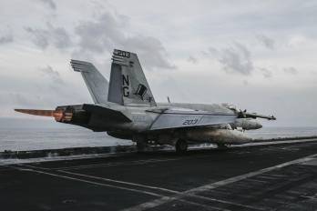 Fotografía difundida por el CENTCOM esta madrugada que muestra un avión de combate en el USS Abraham Lincoln durante una de las operaciones aéreas contra objetivos militares en Irán.
