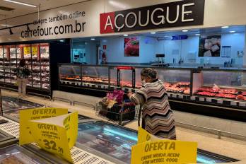 Personas caminan frente a la estantería de carnes en un supermercado Carrefour este lunes 25 de noviembre en São Paulo (Brasil)