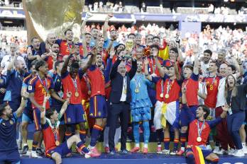 El seleccionador de España Luis de la Fuente celebra con el trofeo del Mundial de la FIFA 2026 este domingo, tras vencer a Argentina en la final en el estadio MetLife en East Rutherford