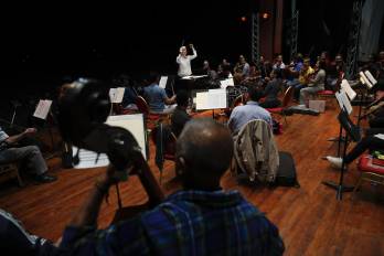 La directora invitada Nell Flanders de los Estados Unidos, dirige un ensayo de la Orquesta Sinfónica de Panamá el 14 de mayo de 2024 en el Teatro Balboa en Ciudad de Panamá.