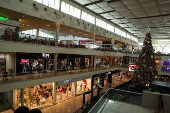 Los centros comerciales se han convertido en espacios de entretenimiento de oferta gastrónomica y recreativa.