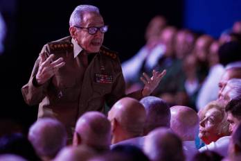 El congresista republicano Carlos A. Giménez, de origen cubano, publicó en redes sociales que continúan los rumores sobre el estado crítico de Castro.