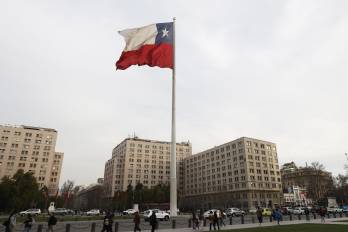 La bandera de Chile a las afueras del palacio de La Moneda, en Santiago.