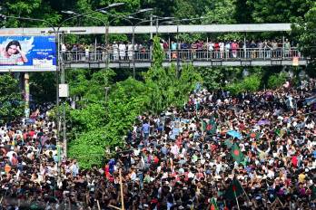 Multitudes de personas ondearon banderas y algunos bailaron encima de un tanque el lunes, tras más de un mes de violentas protestas