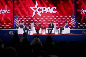 Líderes del Partido Republicano dialogan durante la Conferencia de Acción Política Conservadora.